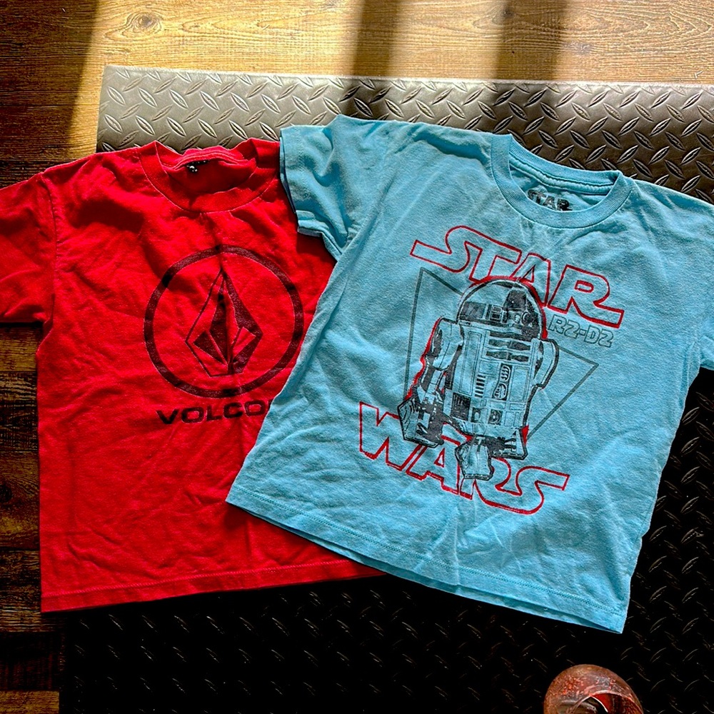 2 boys T-shirts Volcom and Star Wars size 7